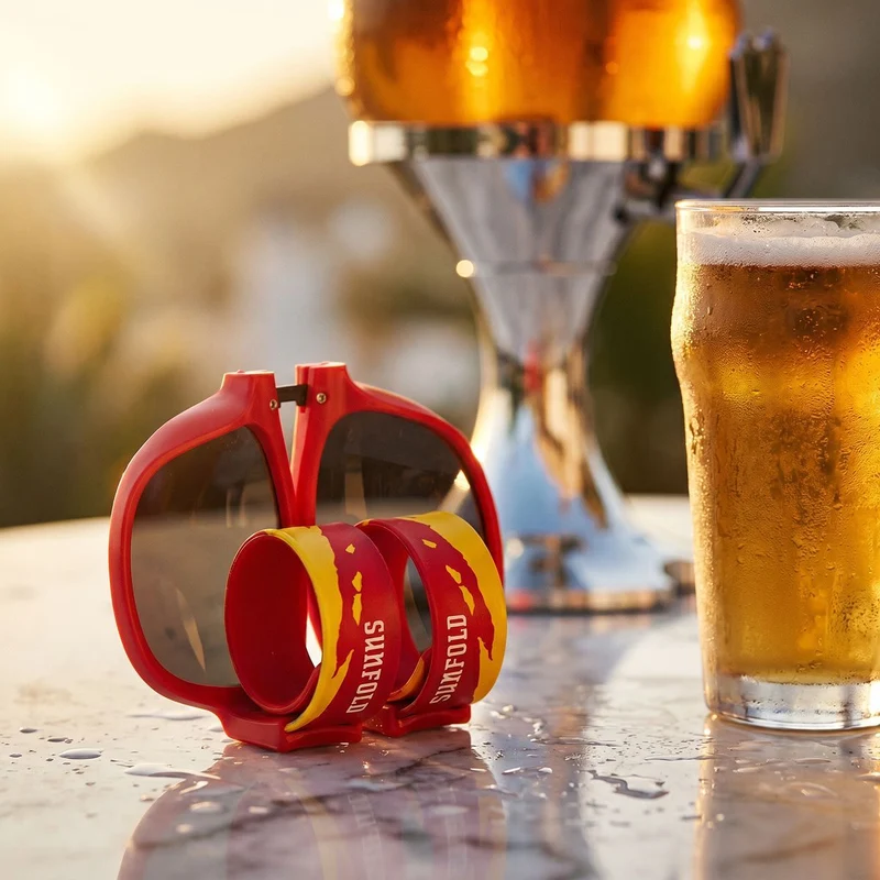 Pack Dispensador de Cerveza Refrigerante InnovaGoods y 2 Gafas de Sol Enrollables Sunfold Spain Red