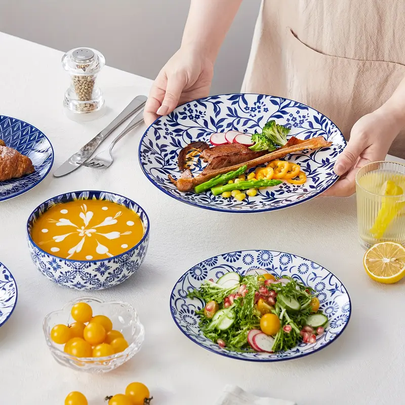 Service de Table 12 Pièces en Porcelaine Bleu et Blanc – Motifs Floraux Élégants