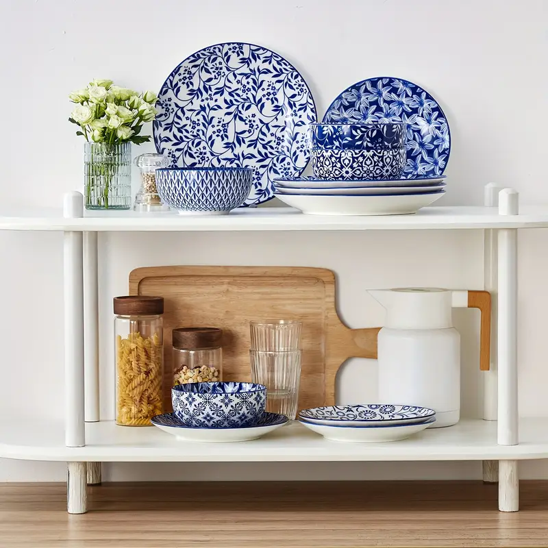 Service de Table 12 Pièces en Porcelaine Bleu et Blanc – Motifs Floraux Élégants