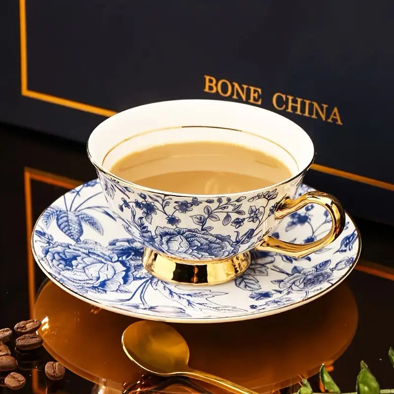 Ensemble Tasse & Soucoupe en Porcelaine d’Os – Motif Floral Bleu & Blanc