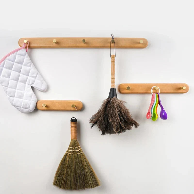 Nástěnný háček minimalistický dřevěný do předsíně