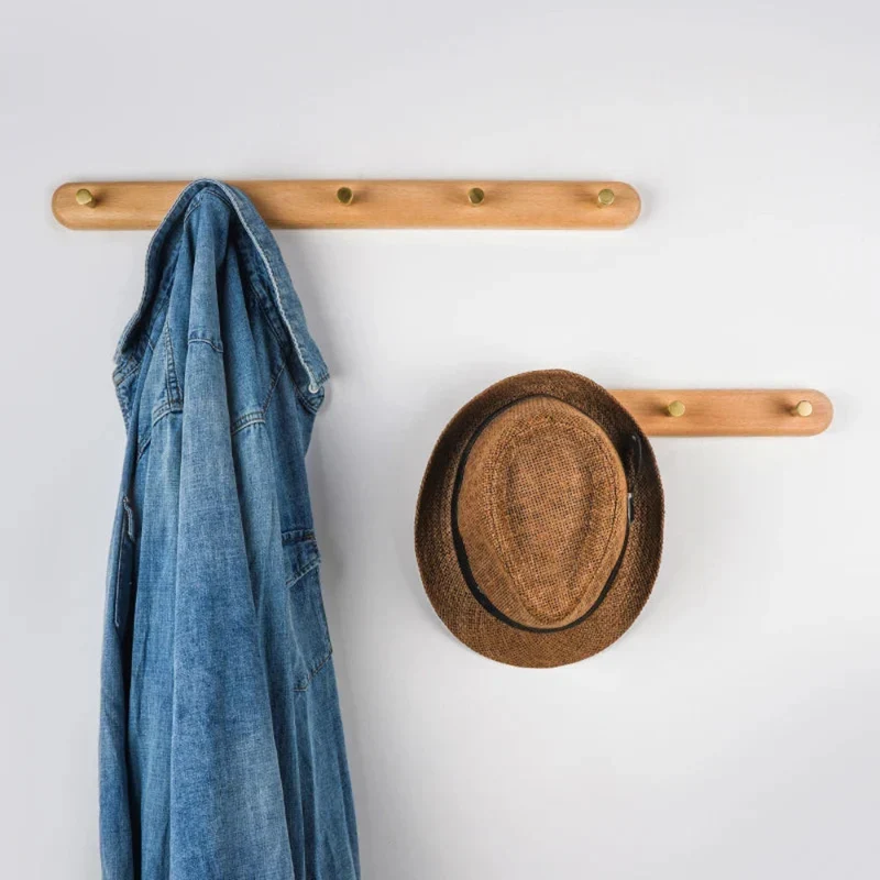 Nástěnný háček minimalistický dřevěný do předsíně
