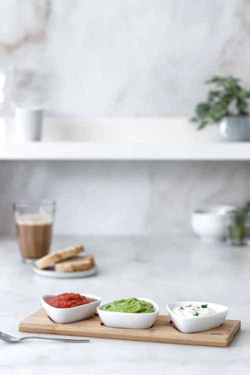 Plat apéritif 3 compartiments en porcelaine sur planche bambou