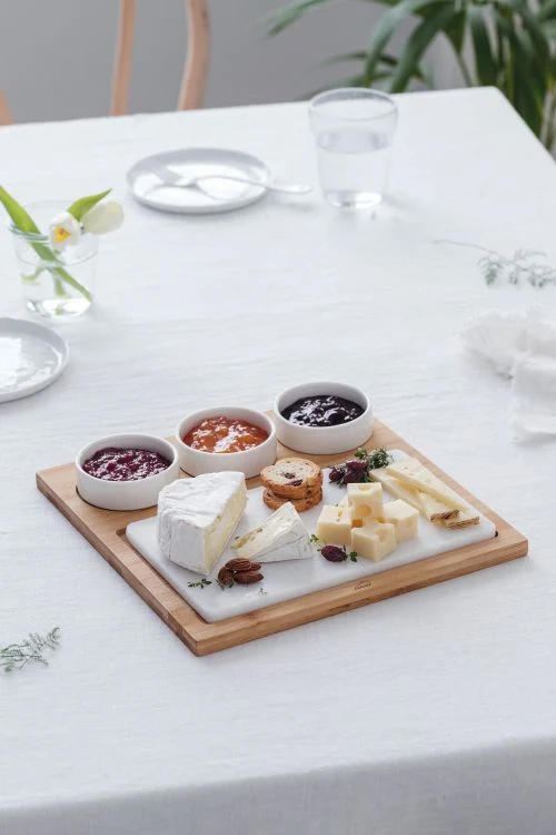 Planche apéritive festive en marbre et bambou avec 3 bols en porcelaine