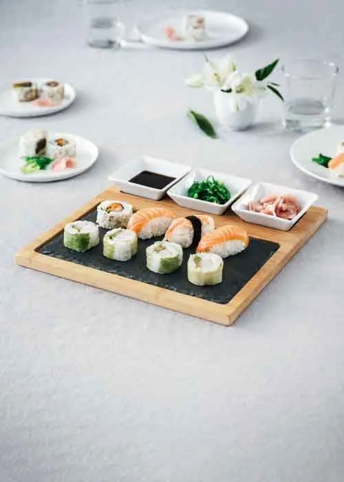 Planche de présentation apéritive – Ardoise, bambou et porcelaine