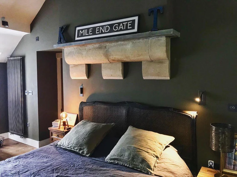 Wall-mounted reading lamp with built-in LED night light
