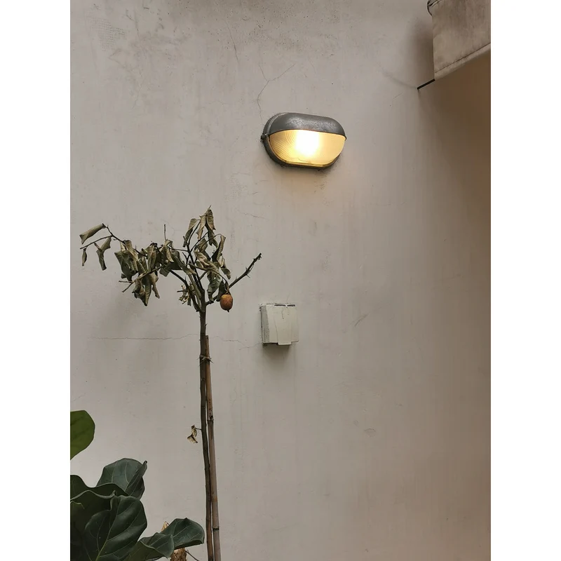 Outdoor industrial bulkhead wall lamp Oval weather-resistant design