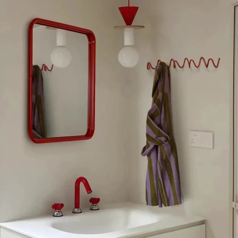Space-saving wall hanger with multiple hooks wave