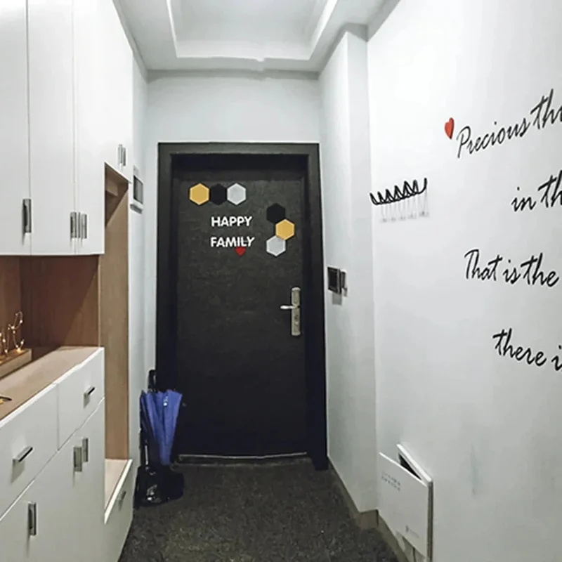 Space-saving wall hanger with multiple hooks wave