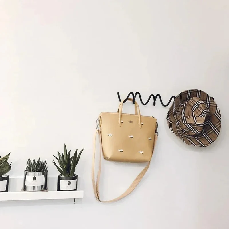 Space-saving wall hanger with multiple hooks wave