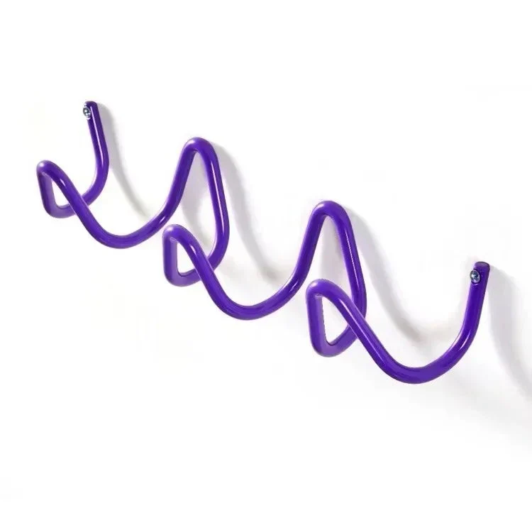 Space-saving wall hanger with multiple hooks wave