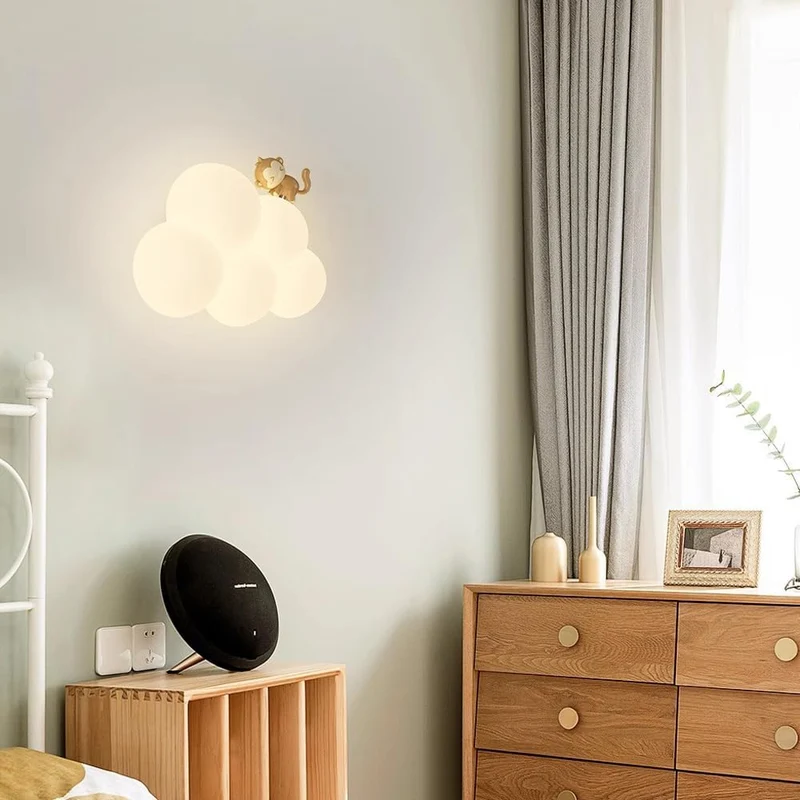 Delicate cloud-shaped LED lamp
