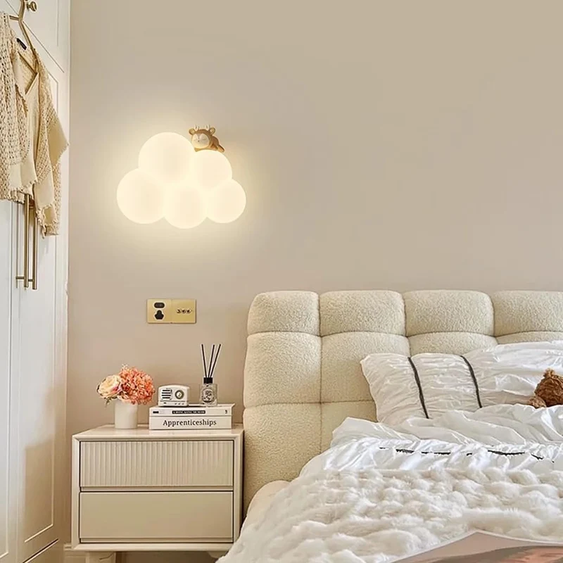 Delicate cloud-shaped LED lamp