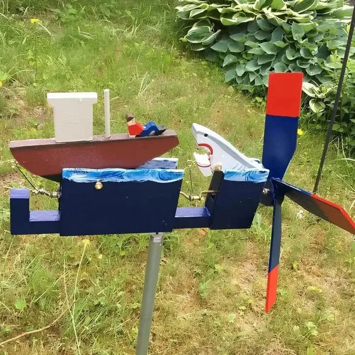 Moulin à vent cinétique en forme de requin spectaculaire