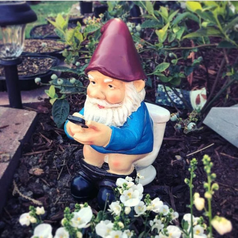 Nain de jardin Original aux toilettes